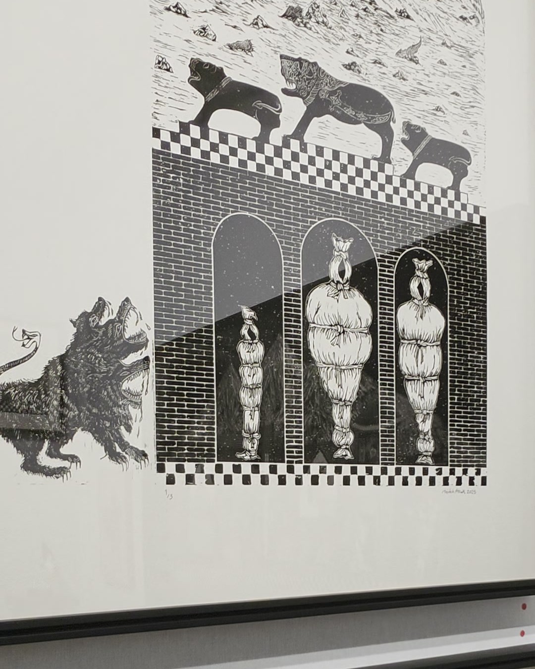 Linogravure en noir et blanc de Mojdeh Atrak : trois animaux sombres sur une corniche en damier au-dessus d’arcades en briques abritant chacune une figure emmaillotée debout