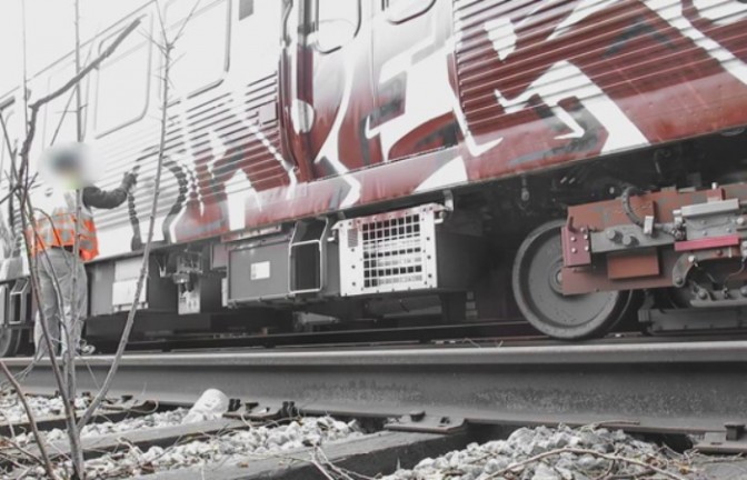  گرافیتی بر روی قطار برای تست رنگ Iroko Red