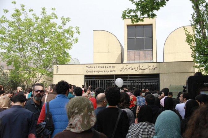  تجمع در مقابل موزه هنرهای معاصر تهران