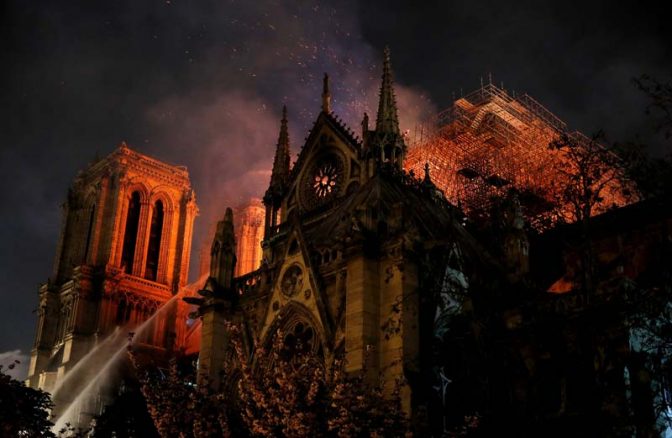  کلیسای نوتردام پاریس در آتش سوخت